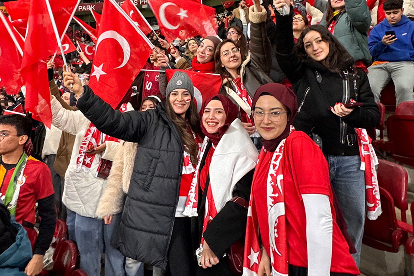 Kızlar Tribünde