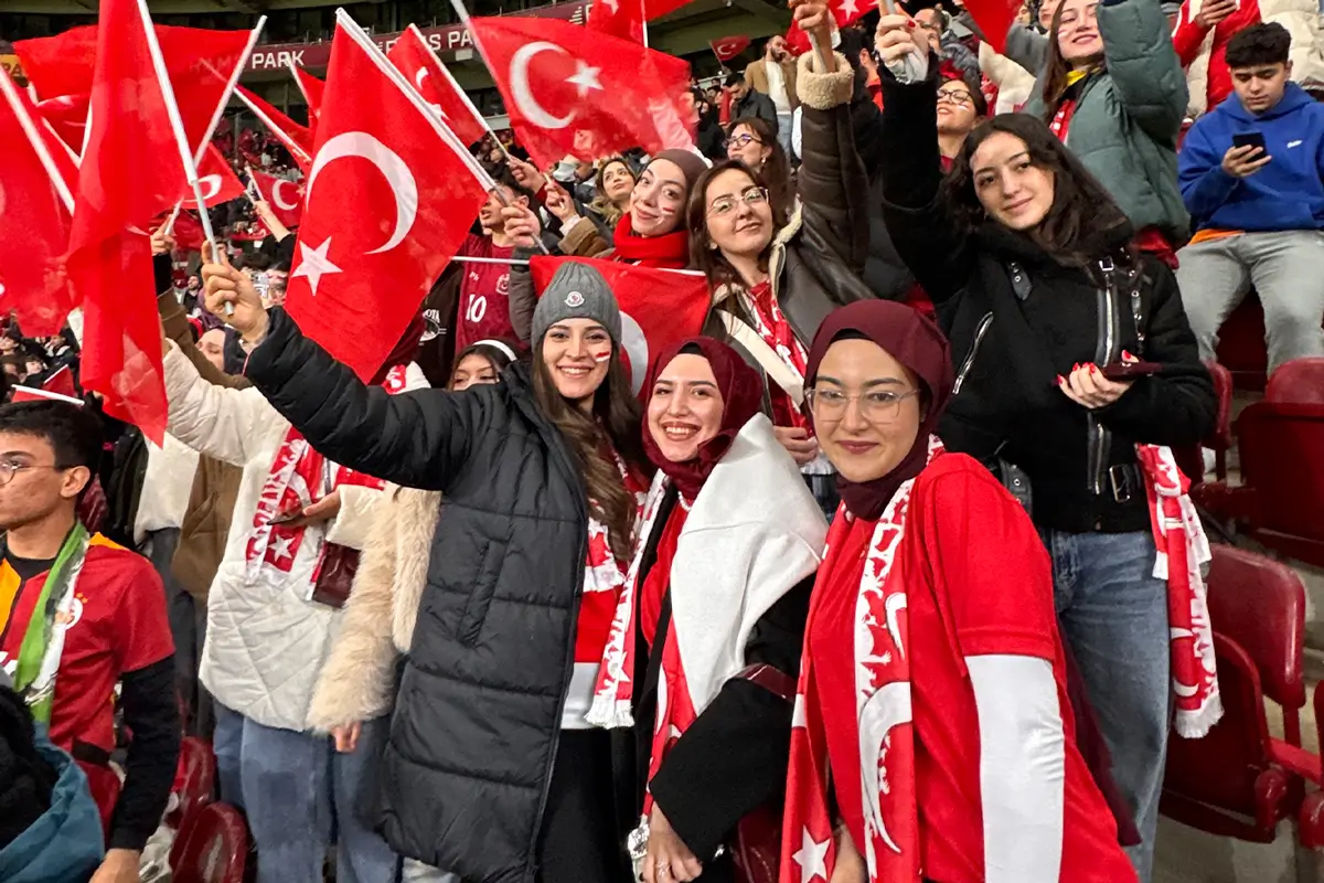 Kızlar Tribünde